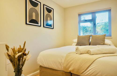 Spacious 3 bedroom Home w Parking in Farnborough - Foto 3