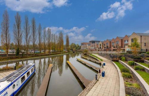 Beautiful Canal Side Apartment - City Centre - Balcony, Secure Parking, Self Check-In, Fast WiFi and Smart TV with Sky TV and Netflix by Yoko Property - Foto 33