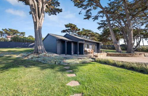 Distinguished Oceanfront Point Estate with Iconic Beach Mountain Vistas - Foto 67