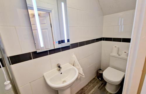 Lovely Ground Floor Home with High Ceiling and a Private Garden with Deck by Earl's Court Station - Photo 33