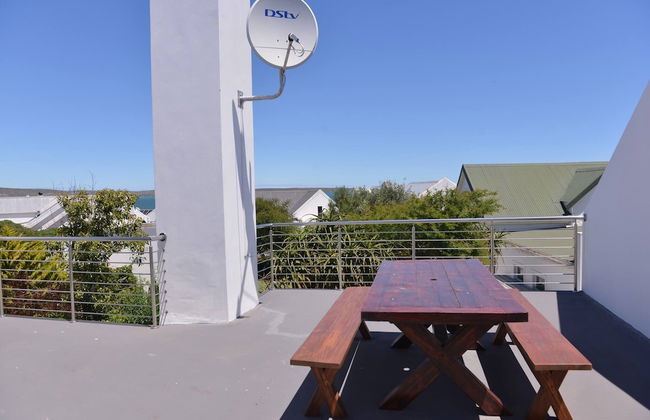 Pelican Cove is a Modern 4-bedroom Holiday Home in Langebaan With Some Sea Views - Foto 12