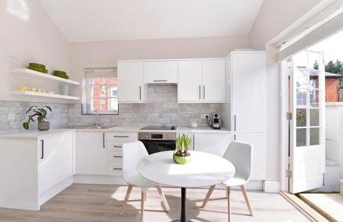 1 bedroom flat in centre of Odiham- free parking - Photo 12