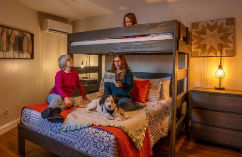 Cozy Retreat HotTub, FirePit, Arcade Fun & Dogs! - Foto 18