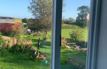 4-Bed Cottage at Famous Tuckers Grave Inn Sleeps 8 - Photo 5