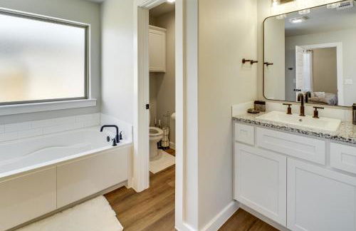 8 Mi to TTU! Pet-Friendly Home with Patio and Yard - Foto 13