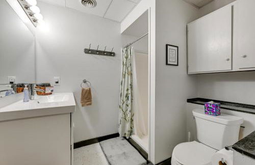 Large Home with Indoor Basketball Court and Game Room! - Foto 28