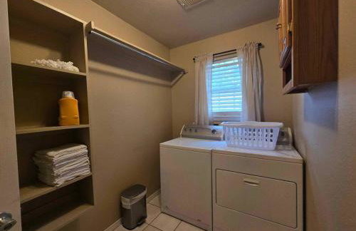 Pet Paradise on Main Fenced Yard Included - Foto 22