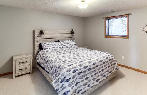 Deck with Lake Mac View! Spacious Family Retreat - Foto 23