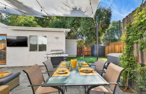 Modern Cottage, Hot Tub, Bistro Patio, Putting Green, Walk to All! - Foto 43