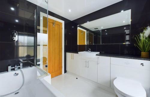 Modern 4 Bed Walk to Pubs, Shops and Countryside - Photo 33