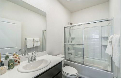 Spacious 3BR Home with Charming Backyard home - Foto 28