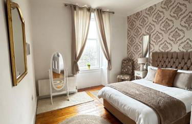 THE LAZY LION - Spacious 2 Bedroom - Town Centre Holiday Home Apartment - Photo 21