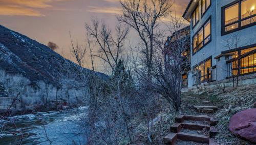 Cozy mountain home w riverfront patio - Foto 4