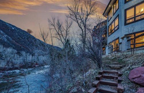 Cozy mountain home w riverfront patio - Foto 4