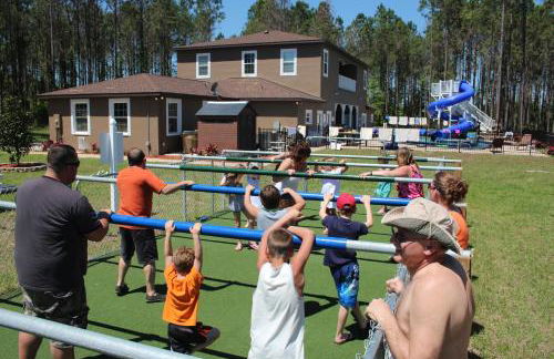 10 Acre Lakefront Game House - Sleep Upto 45 - Foto 16