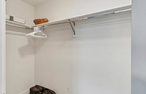 Modern and Bright Townhome with Game Room in S Salem - Foto 11