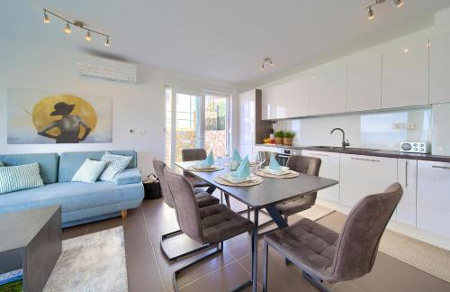 VILLA SOLIS LACUS modernes Apartment - privater beheizbarer Pool- Klimaanlage - private Parkplätze - Foto 5