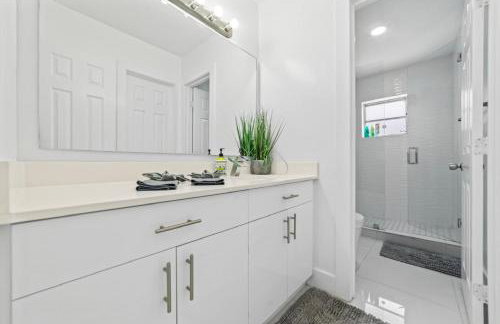 Luxury Vacation House in Miami’s Center! - Photo 31