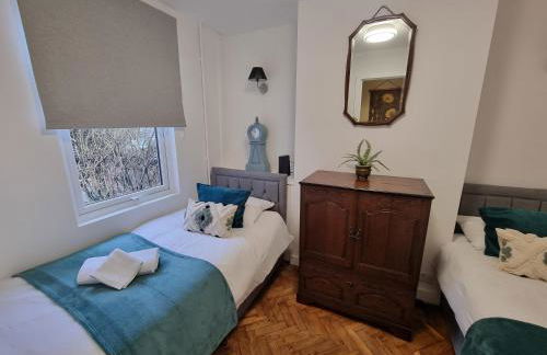 Cute Cottage in Egham Heathrow- 7 Guests 3 bedrooms - Foto 6