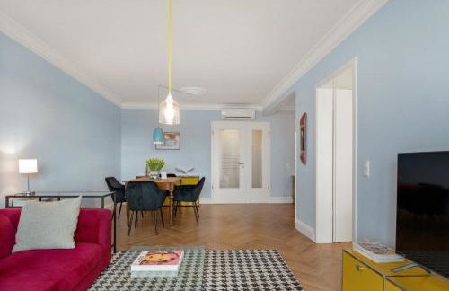 CLS Zentrale City-Wohnung in Hamburg mit E-Laden und Tiefgarage, Klimaanlage, gratis WLAN, Smart TV, großer Balkon, Nespresso Maschine inklusive Kapseln, Blick über Hamburg, Parkplatz, Cafe im Haus, Bushaltestelle direkt gegenüber, Flex Check In - Foto 18