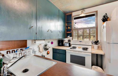 VINTAGE RIVER CAMP CABIN! PRIVATE RIVER ACCESs! - Foto 9