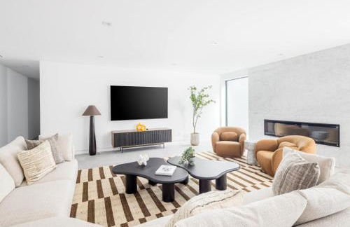 Blue Jay Villa by Rove Travel - Luxe Home with Pool - Foto 13