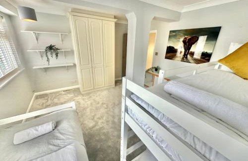 5 Bed House - Pool - Hot Tub - Sauna - Pool Table - Near New Forest and Beach - Sleeps 12 - Photo 22