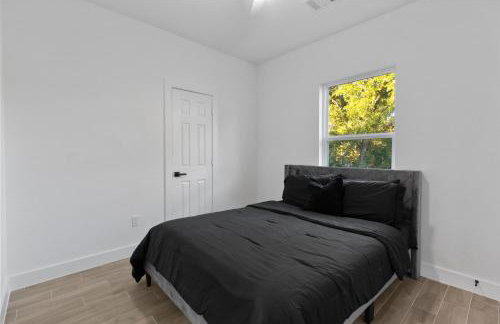 Chic Grey Escape Close to Downtown Fun - Foto 14