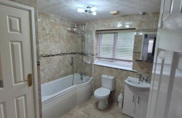 Bright & Cozy 3 Bed House with Parking - Photo 9