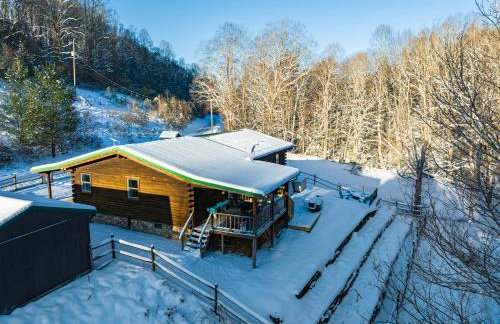 Ascension Cabin - hot tub, fire pit, babbling brook - Foto 17