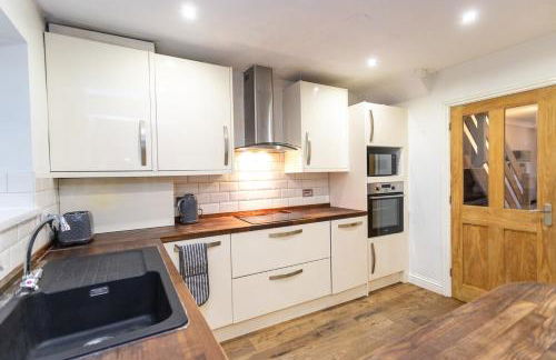 Elegant 5-Bed Home, Families & Friends, Sleeps 6, Parking, Free Wi-Fi - Foto 35