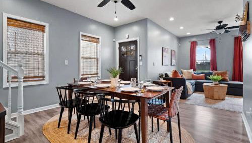 Hot Tub N64 Mins to Downtown Sleeps 8 - Foto 5