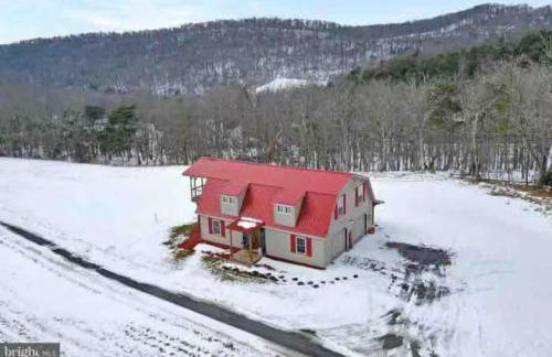 Rustic Barn Retreat w Hot Tub Game Room & FirePit - Foto 2
