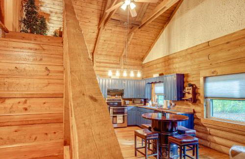 Soak in Hot Tub, Explore Outdoors Cleveland Cabin - Foto 12