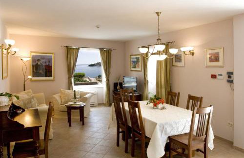 Your Family Oasis by the Sea Villa Mir Vami, heated pool - Photo 33