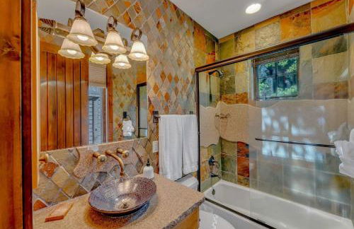 Lakefront Retreat Across from Homewood Resort - Foto 28