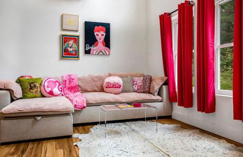 Unique Barbie-Themed Pink Cabin in Black Mountain, North Carolina - Foto 6