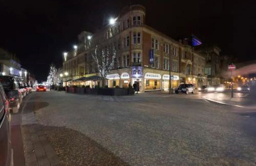 Large 2 Bedroom City Centre Apartment + Parking - Photo 4