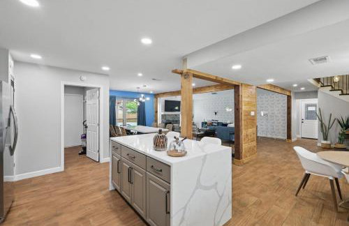 5BR w Pool, Golf Simulator, Game Room & EV Charger - Foto 18