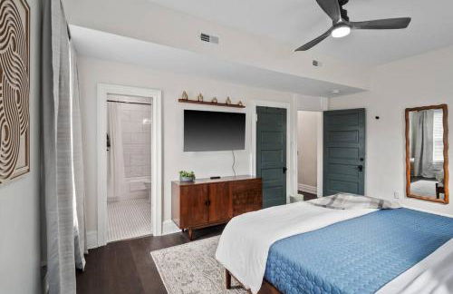 Luxury Living: Grand 7BR/5BA near Everything - Photo 29