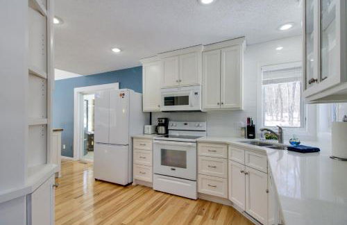 Breezy Point Cabin Deck with Golf Course Views! - Foto 9