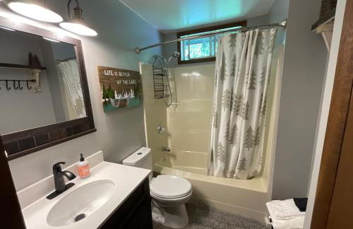 Beautiful Bungalow and Bunk House, Close to Lake - Foto 16