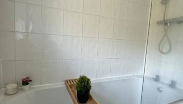 Comfy 1 BR Apartment - Sleeps 2 with Free Parking! - Foto 3