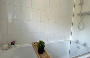 Comfy 1 BR Apartment - Sleeps 2 with Free Parking! - Foto 3