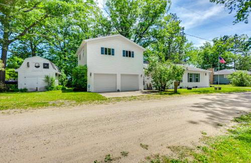 Waterfront Gladwin Home with Deck and Fire Pit! - Foto 36