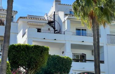 Two bedroom, two bathroom, balcony, pool area, view - Photo 38