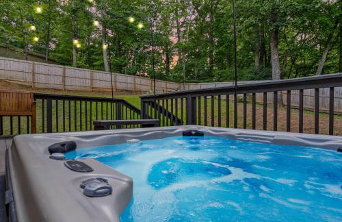Near Asheville Hot Tub Fire Pit BBQ Sleeps 10 - Foto 3