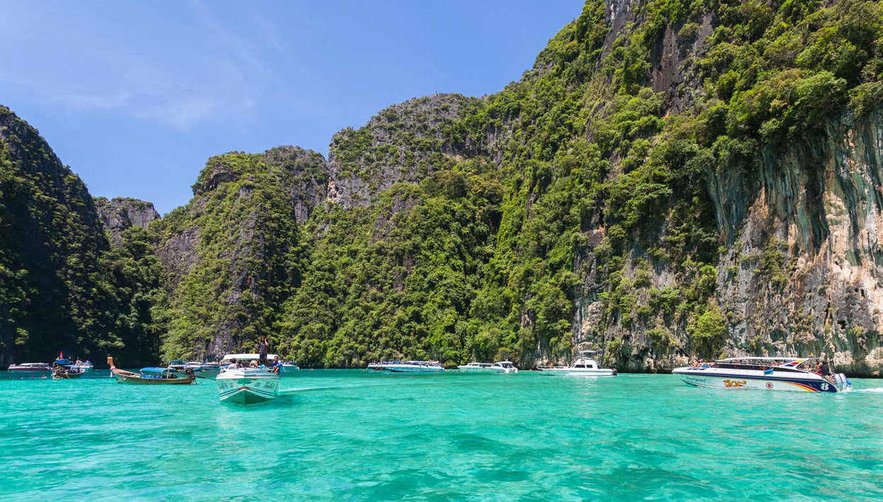 Excursão às ilhas Phi Phi de lancha - Foto 2, Desfrutando das belas paisagens das ilhas Phi Phi