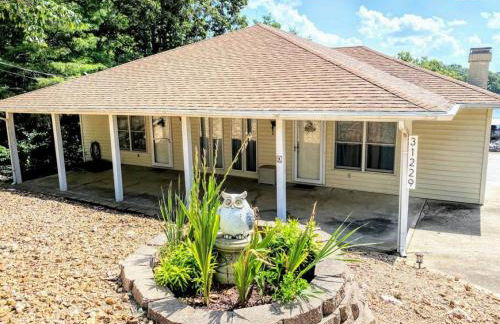 Serene Duplex Lakefront Retreat: sleeps up to 20 - Foto 32