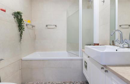 Charming Belém 3BDR Property by LovelyStay - Photo 36